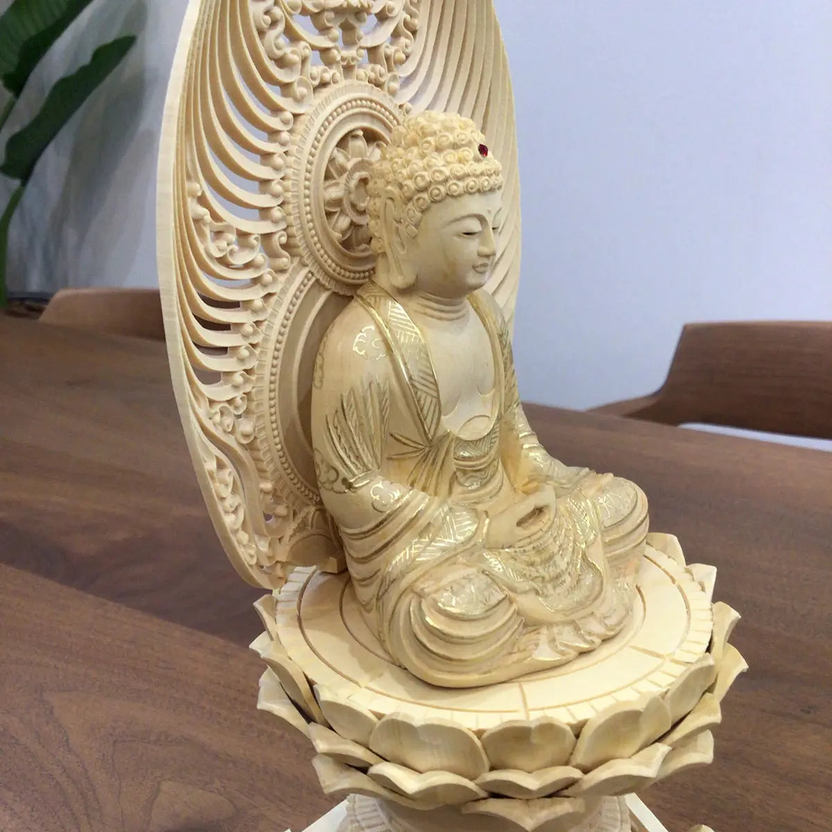 アウトレット特価商品、本柘植仏像 上彫り 六角台座 座釈迦仏像の仏身アップその2画像