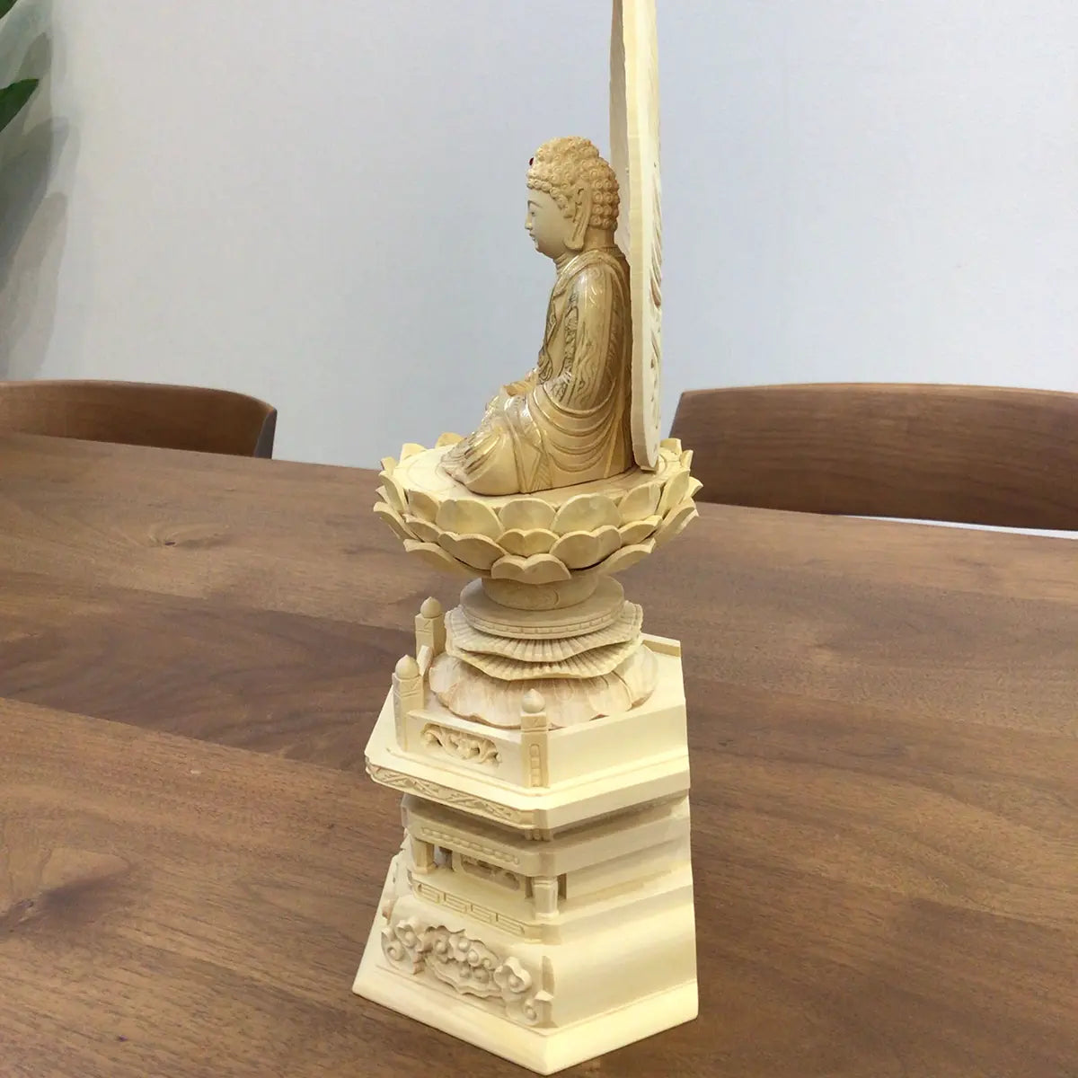 アウトレット特価商品、本柘植仏像 上彫り 六角台座 座釈迦仏像の左向き画像