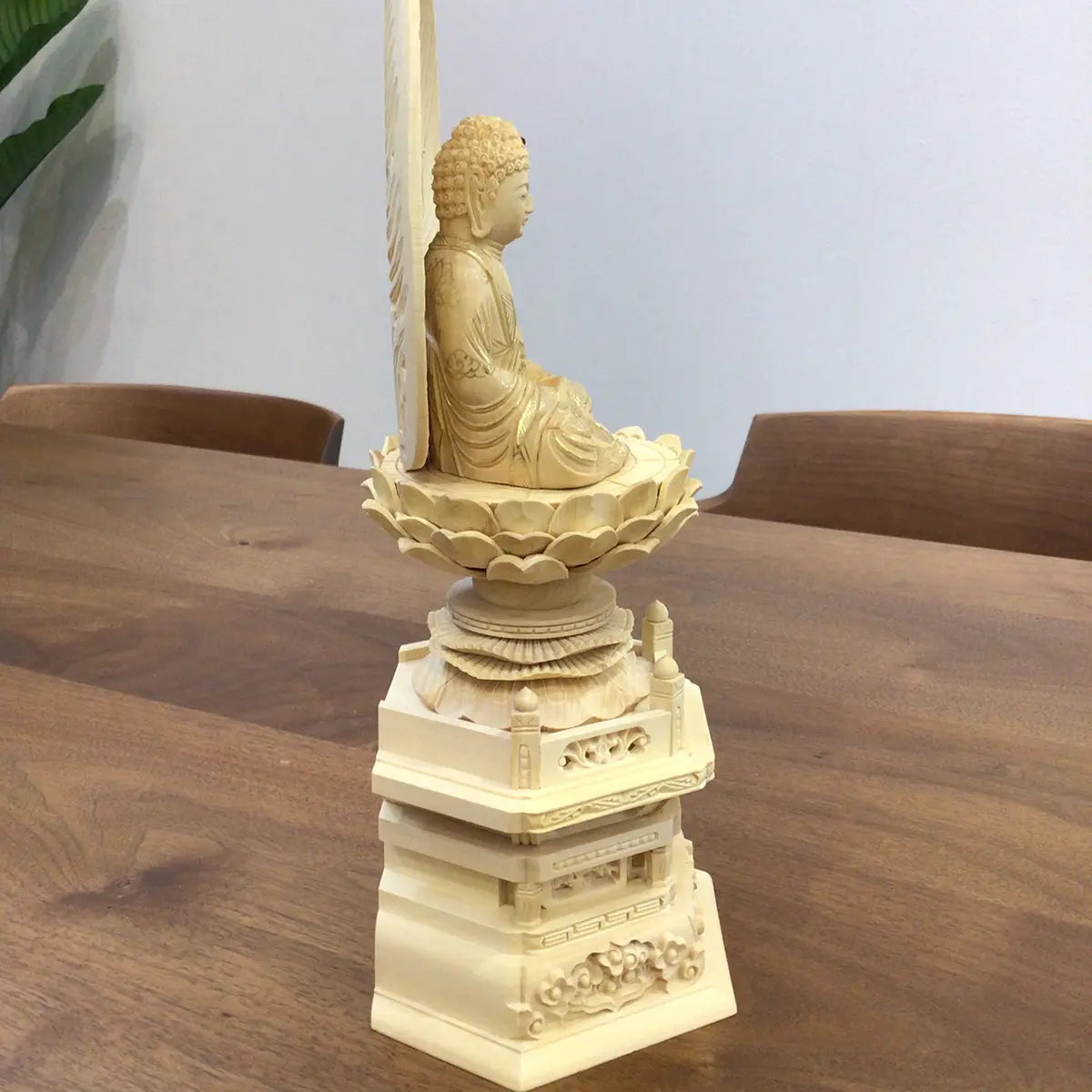 アウトレット特価商品、本柘植仏像 上彫り 六角台座 座釈迦仏像の右向き画像