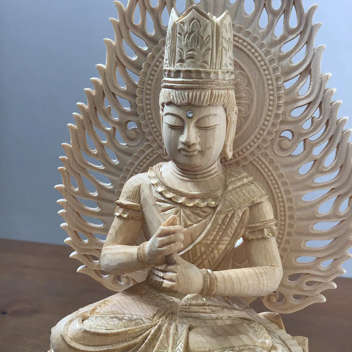 桧木仏像 六角台座 大日如来 　2.5寸（金泥書あり）顔アップ