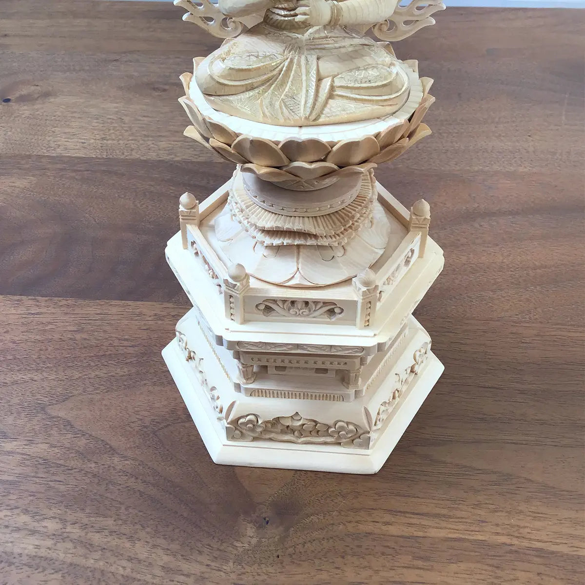 桧木仏像 六角台座 大日如来 　2.5寸（金泥書あり）台座アップ