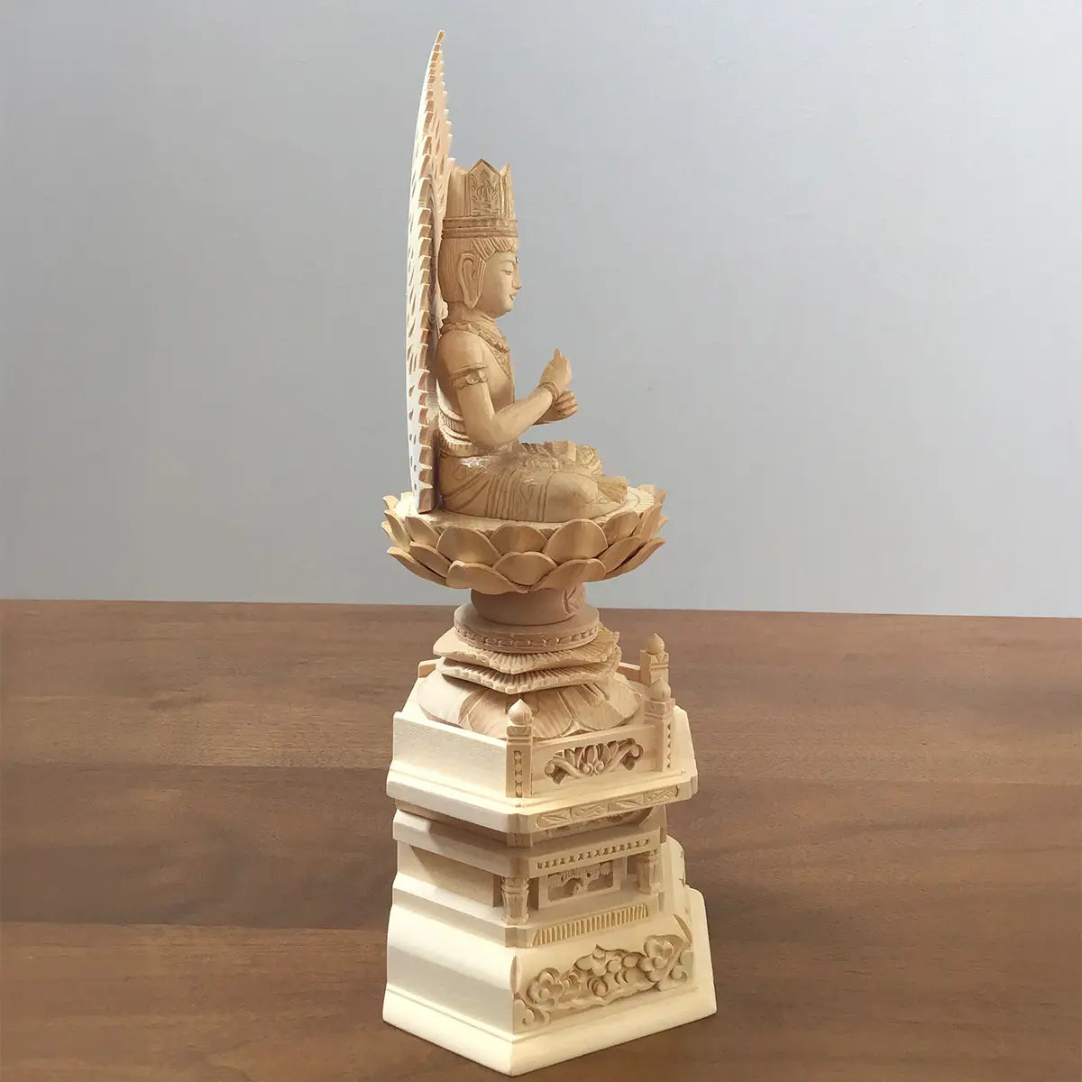 桧木仏像 六角台座 大日如来 　2.5寸（金泥書あり）右向き