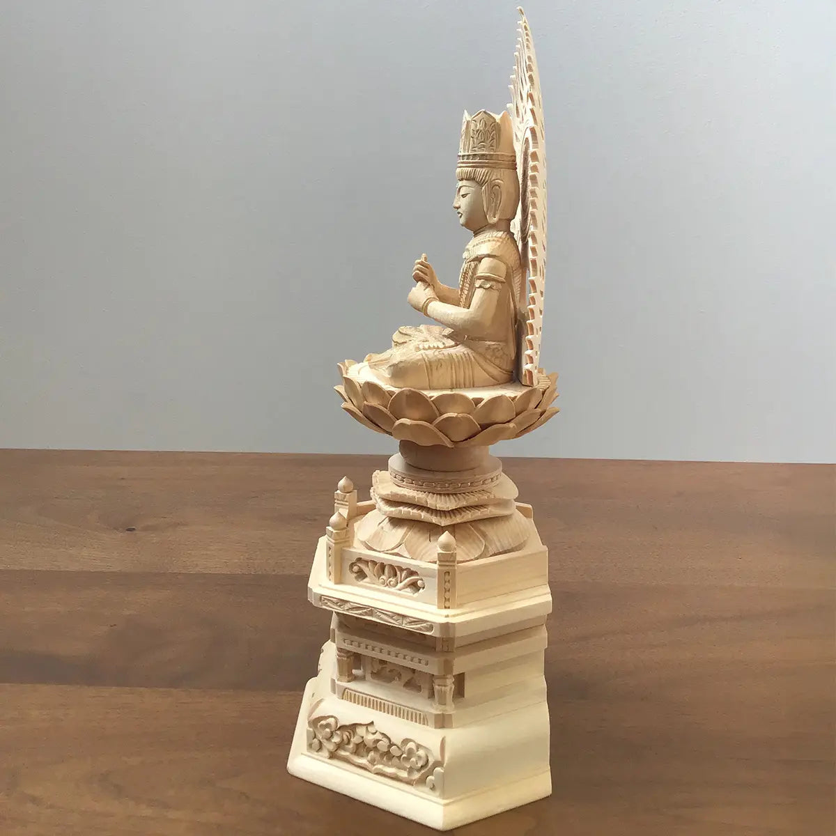 桧木仏像 六角台座 大日如来 　2.5寸（金泥書あり）左向き