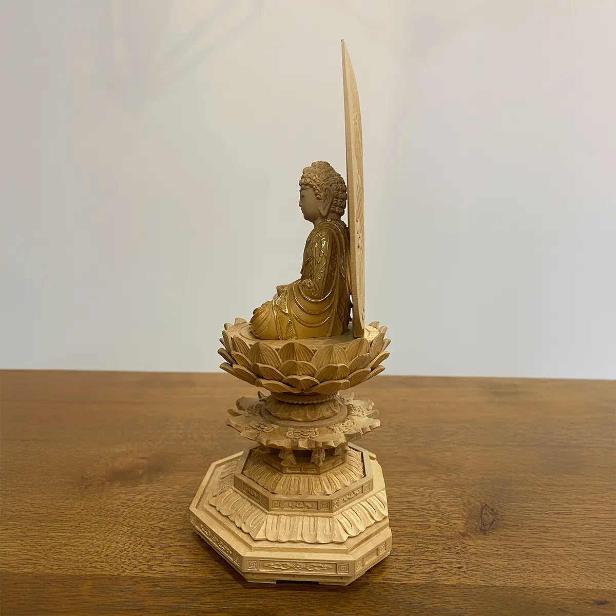 本柘植仏像 上彫り 八角台座 座阿弥陀 【天台宗】（金泥書あり/眼あり）左向き