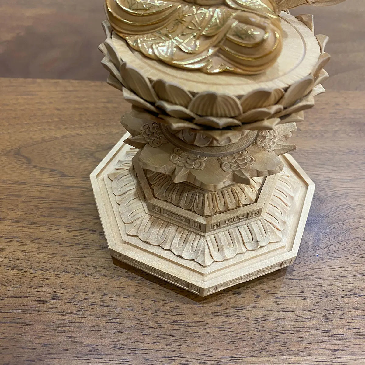 本柘植仏像 上彫り 八角台座 座阿弥陀 【天台宗】（金泥書あり/眼あり）台座アップ