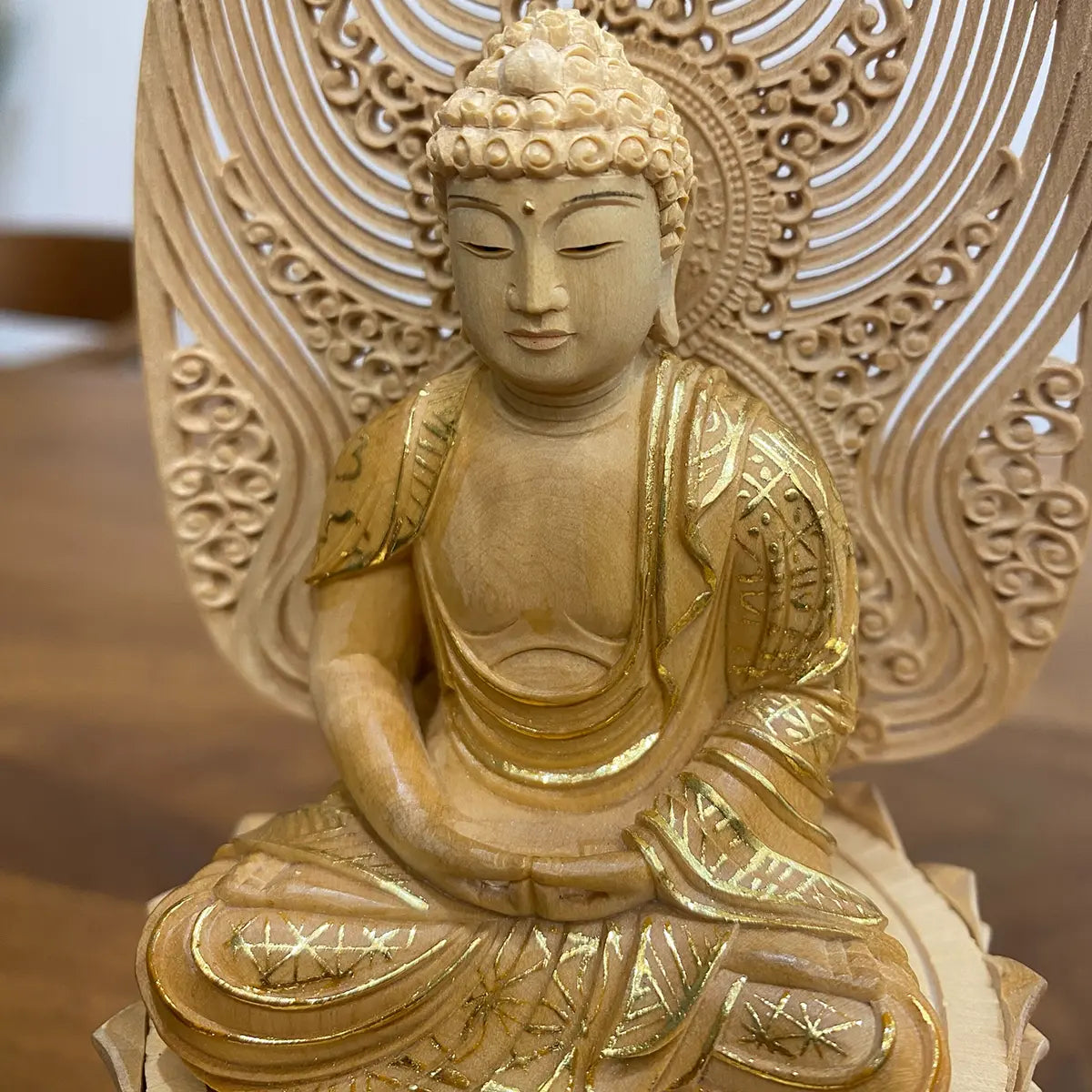 本柘植仏像 上彫り 八角台座 座阿弥陀 【天台宗】（金泥書あり/眼あり）顔アップ