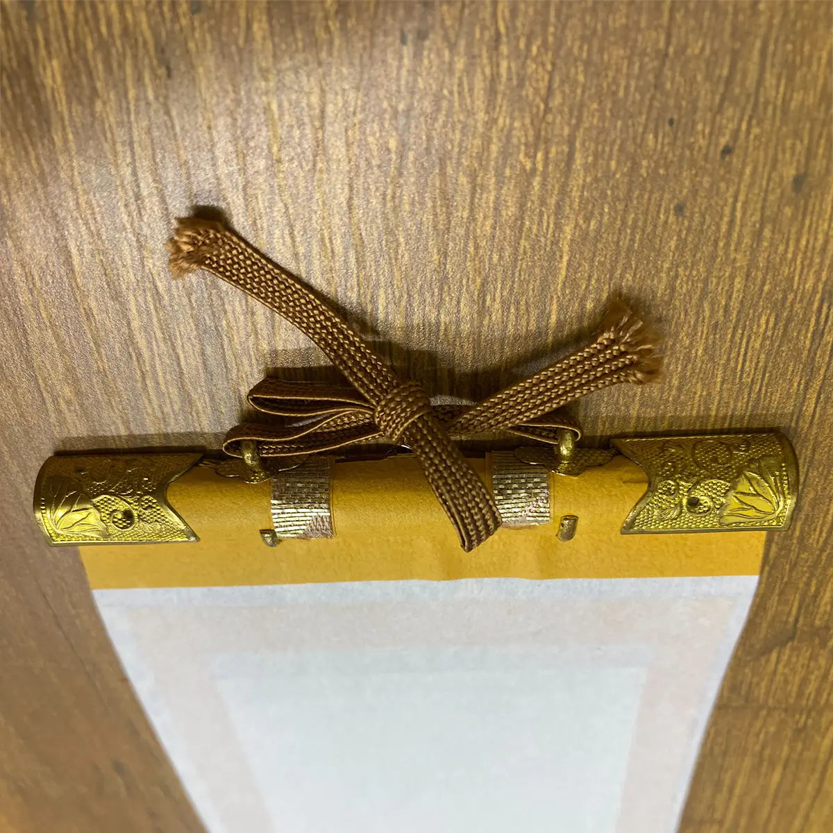 【アウトレット】吊り下げ型掛け軸　釈迦如来　金属部分　アップ　裏面