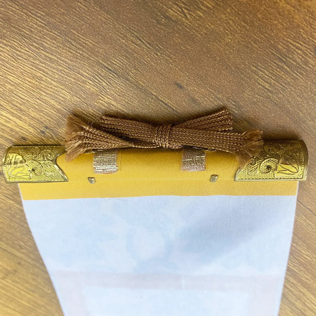 【アウトレット】吊り下げ型掛け軸　釈迦如来　20代　金属部分　アップ　裏