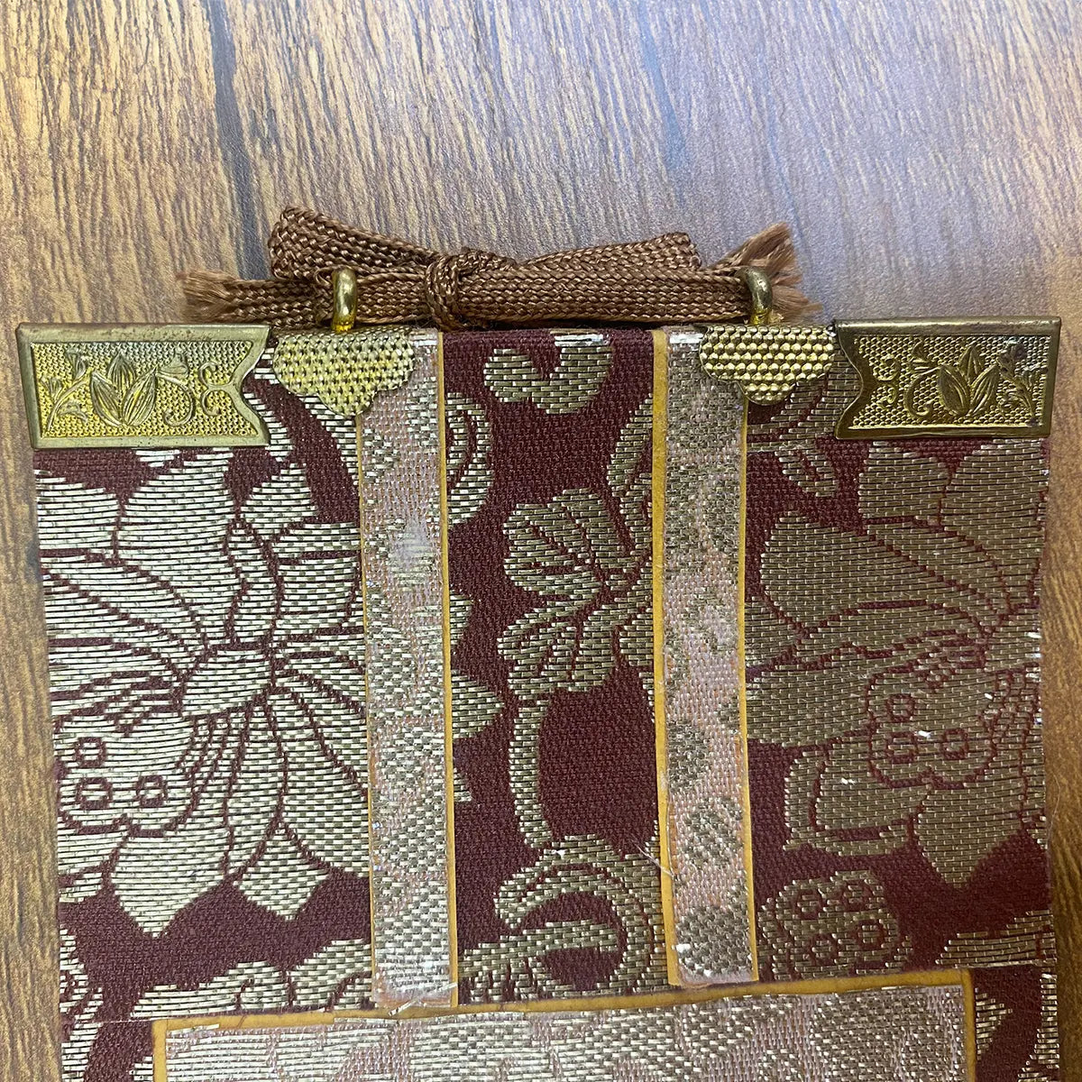 【アウトレット】吊り下げ型掛け軸　釈迦如来　20代　金属部分　アップ　表