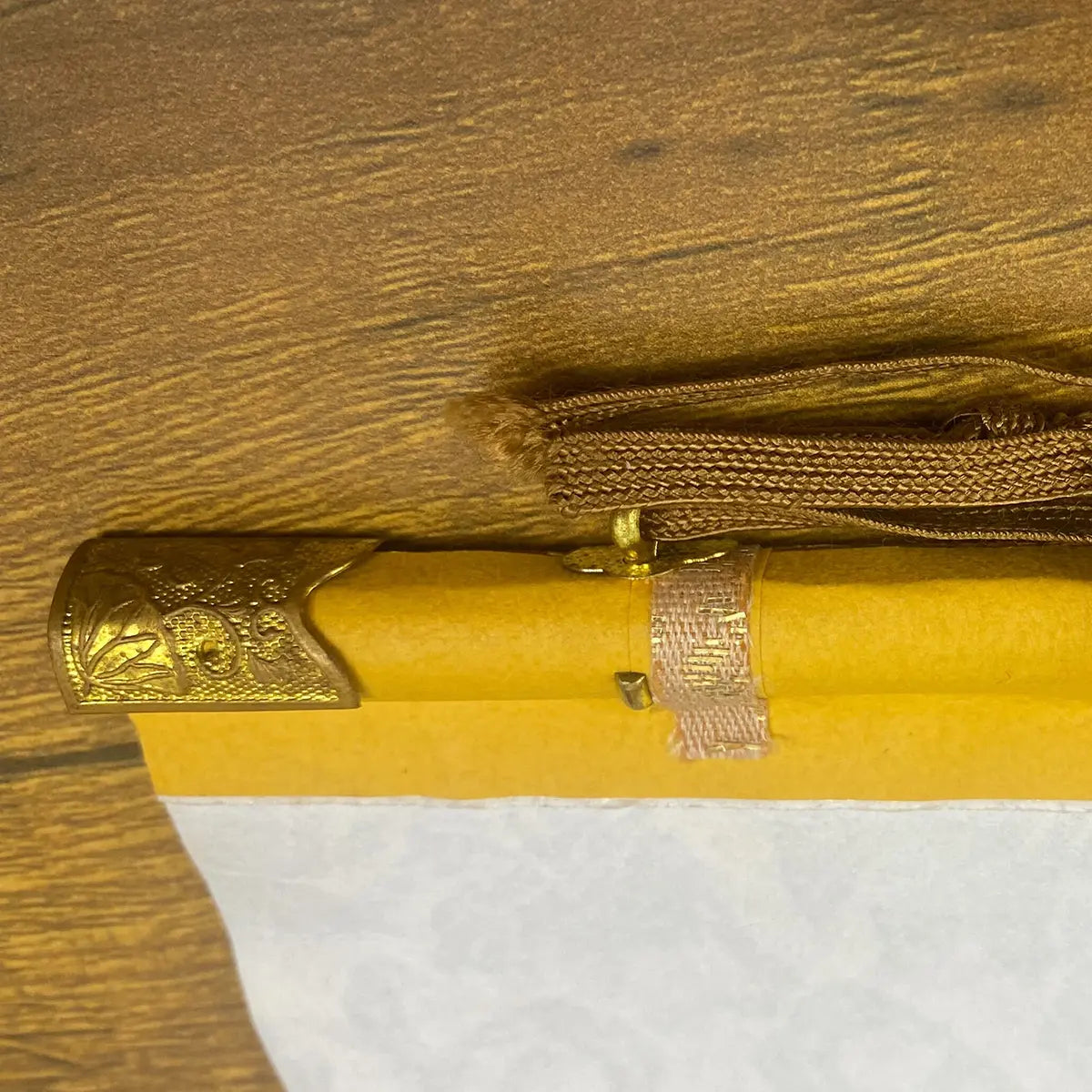 【アウトレット】吊り下げ型掛け軸　釈迦如来　50代　裏面　金属アップ左