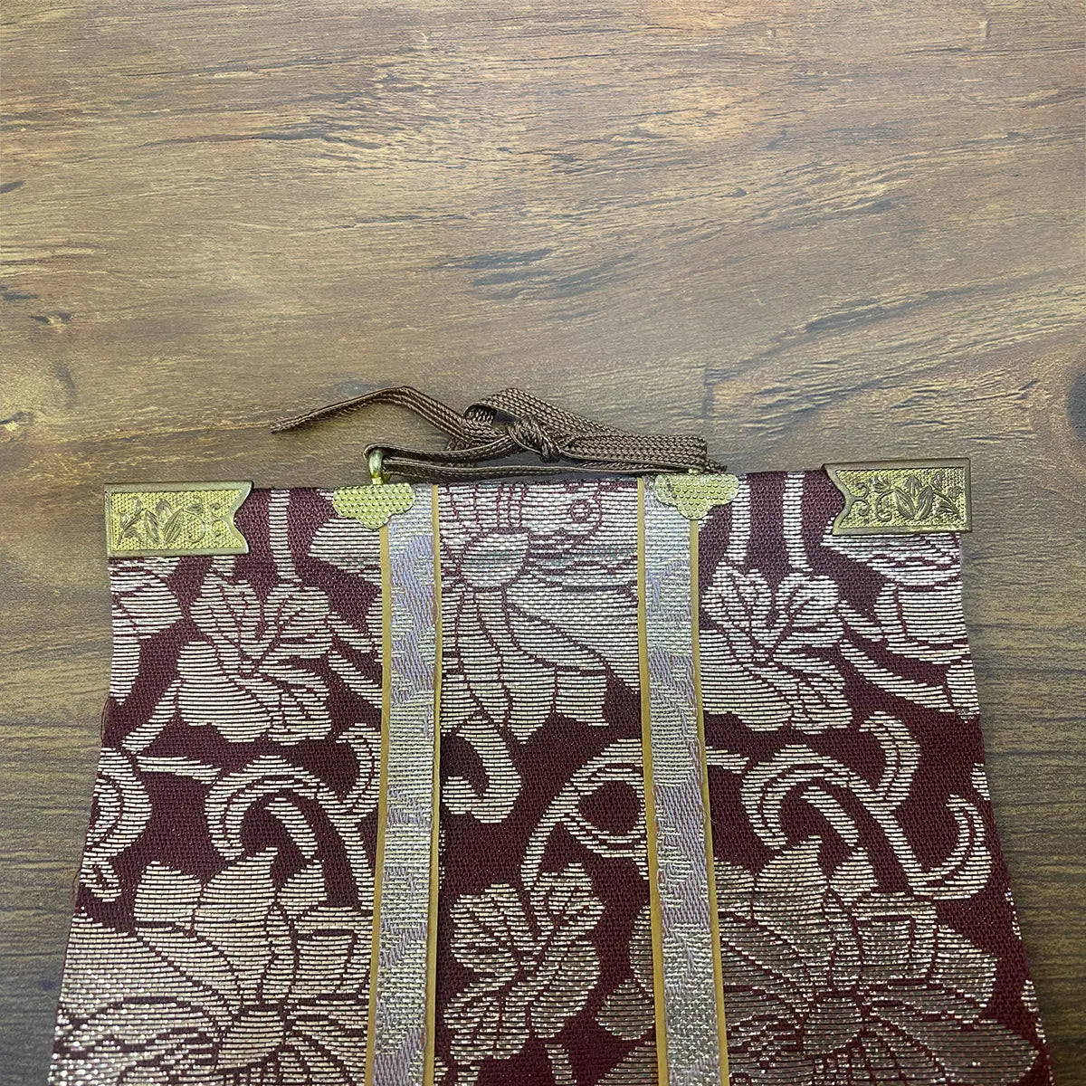 【アウトレット】吊り下げ型掛け軸　釈迦如来　50代　金属部分　アップ　正面