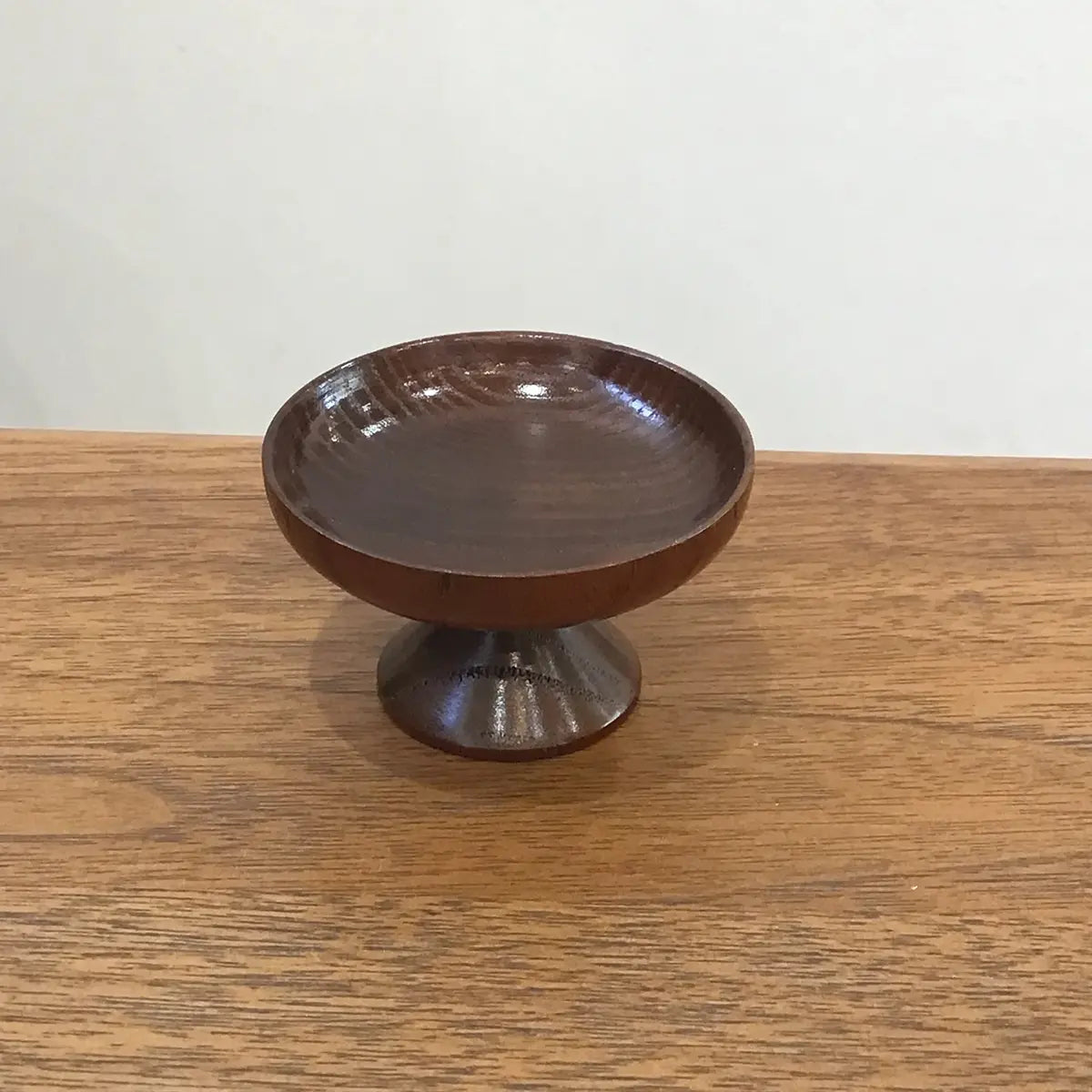 供物台です。ブラックとブラウンの2色展開です。