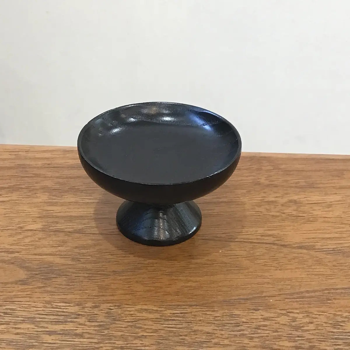 供物台です。ブラックとブラウンの2色展開です。