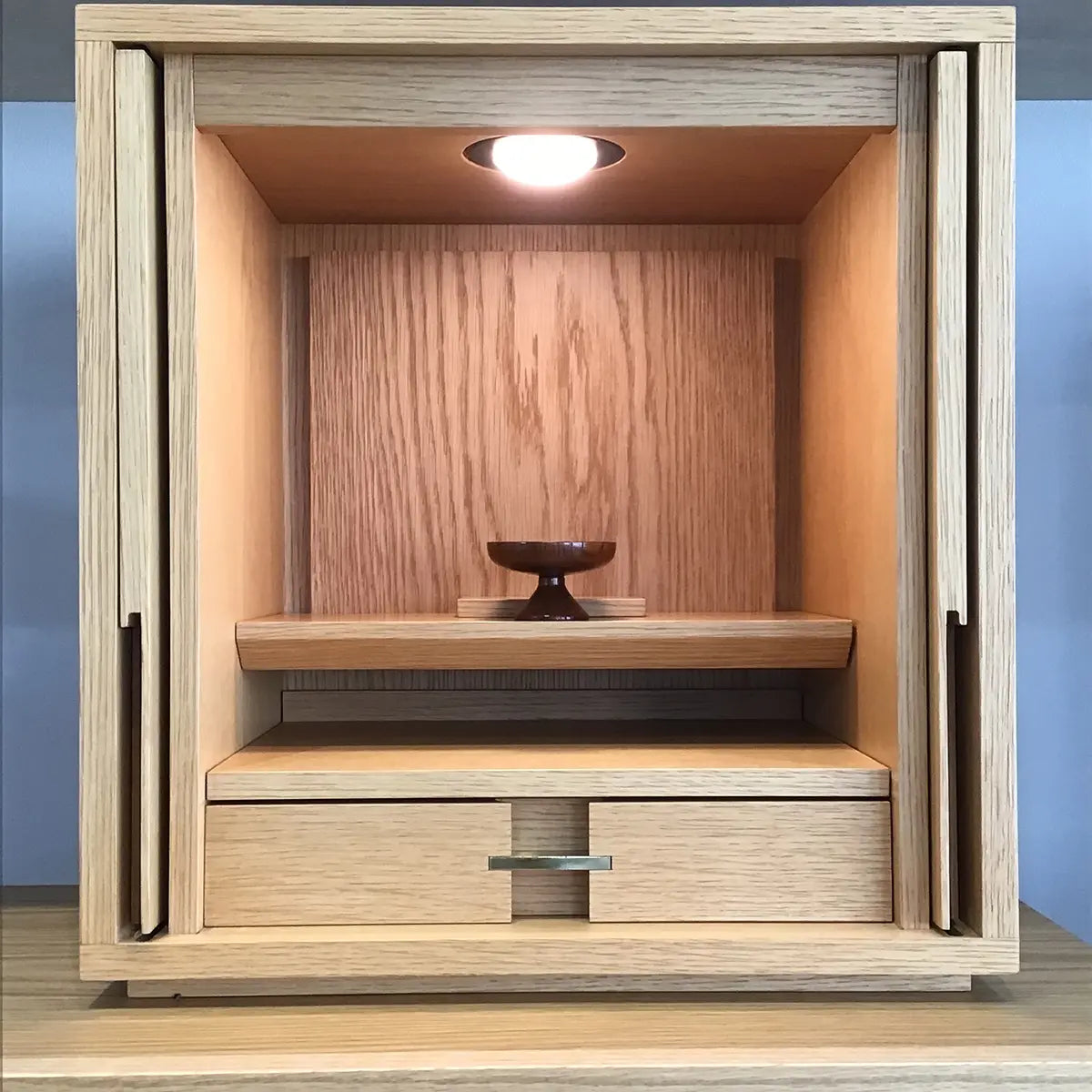 供物台です。ブラックとブラウンの2色展開です。