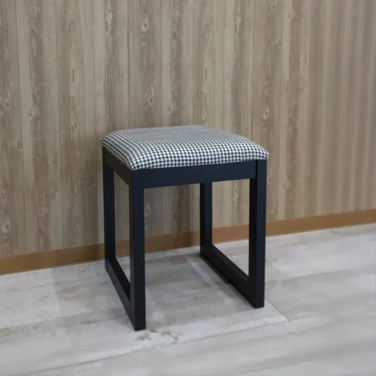 【アウトレット】MODE　チドリブラック　スツール　斜めから