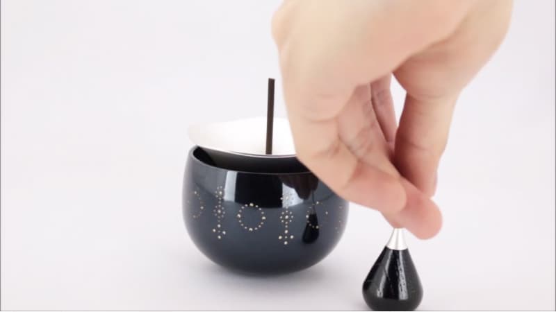 虹シリーズ「リンセンス ～RINCENSE～」は、リンと線香立てが一体化した仏具です。本動画では、おリンを鳴らした際の美しい音色をご紹介しています。