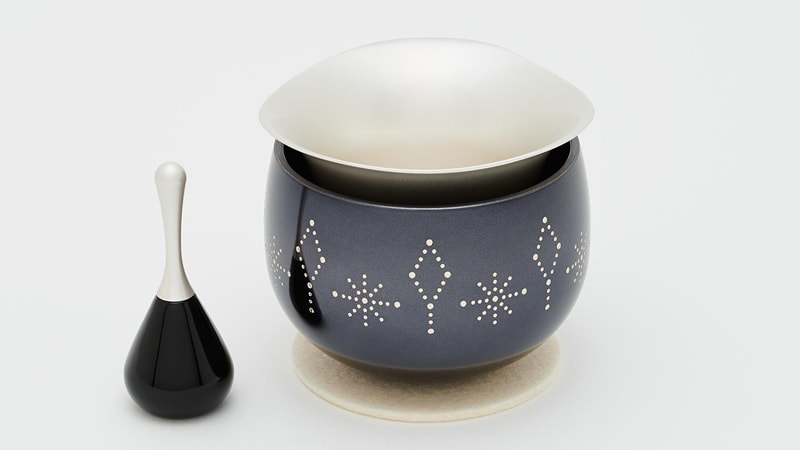 リンと灯立て（キャンドルホルダー）が1つになった仏具、虹シリーズ 「リンドル ～RINDLE～」。おリンを鳴らした時の音色をご紹介致します。