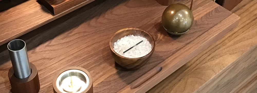 浄土真宗なのですがお線香を寝かせると聞きました。寝かせたほうがいいですか？