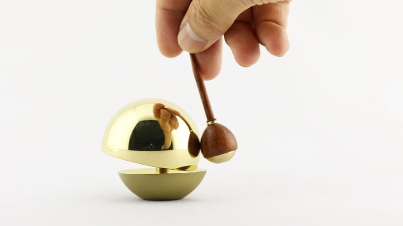 グッドデザイン賞にも輝いた丸いフォルムの可愛いおりん「たまゆらりん」の音色の1.8寸・2.0寸の違いを紹介した動画です。1.8寸は高い音色がなり、2.0寸は低い音色がなります。色の違いによる音の違いはありません。